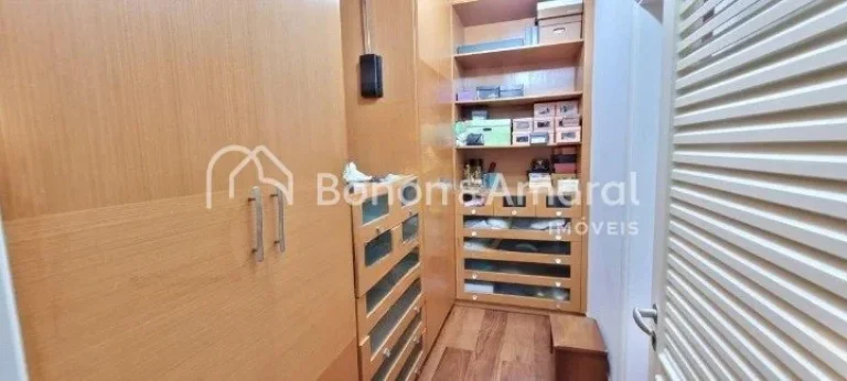 Imagem Lindo e aconchegante sobrado! No piso principal conta com um hall de entrada, uma das suítes na par...