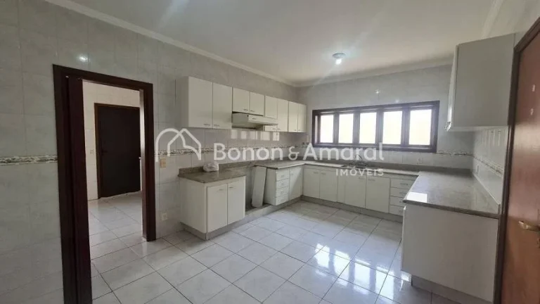 Imagem Casa em condomínio com 430 m² e 4 quartos