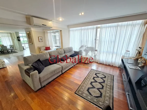 Imagem Apartamento à venda com 345m², 3 dormitórios, 2 suítes, closet, 2 vagas, dependência, quadra da praia por R$ 1.600.000,00 no Gonzaga em Santos