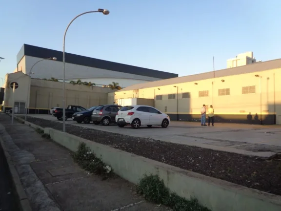Imagem Barracão com 330m² de construção e 330m² de vagas localizado na Vila Rezende com banheiros e co...