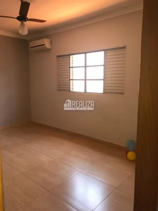 Imagem Casa à venda no bairro Vila Elza, em Aramina: 3 dormitórios, suíte, churrasqueira e garagem
