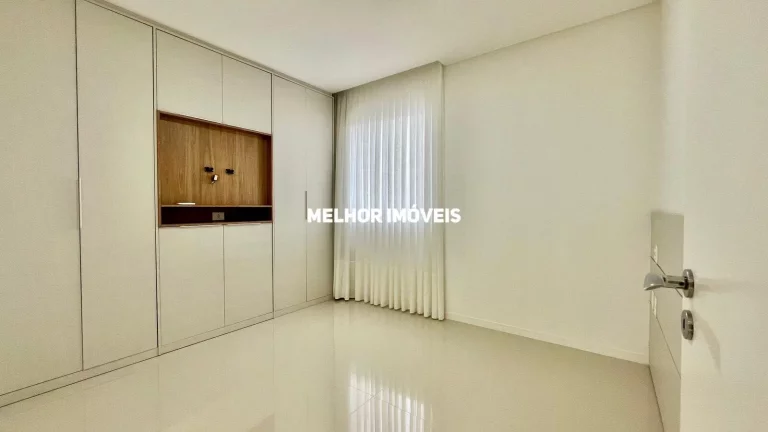 Imagem Apartamento á venda com 3 suítes e 3 vagas localizado no centro de Balneário Camboriú