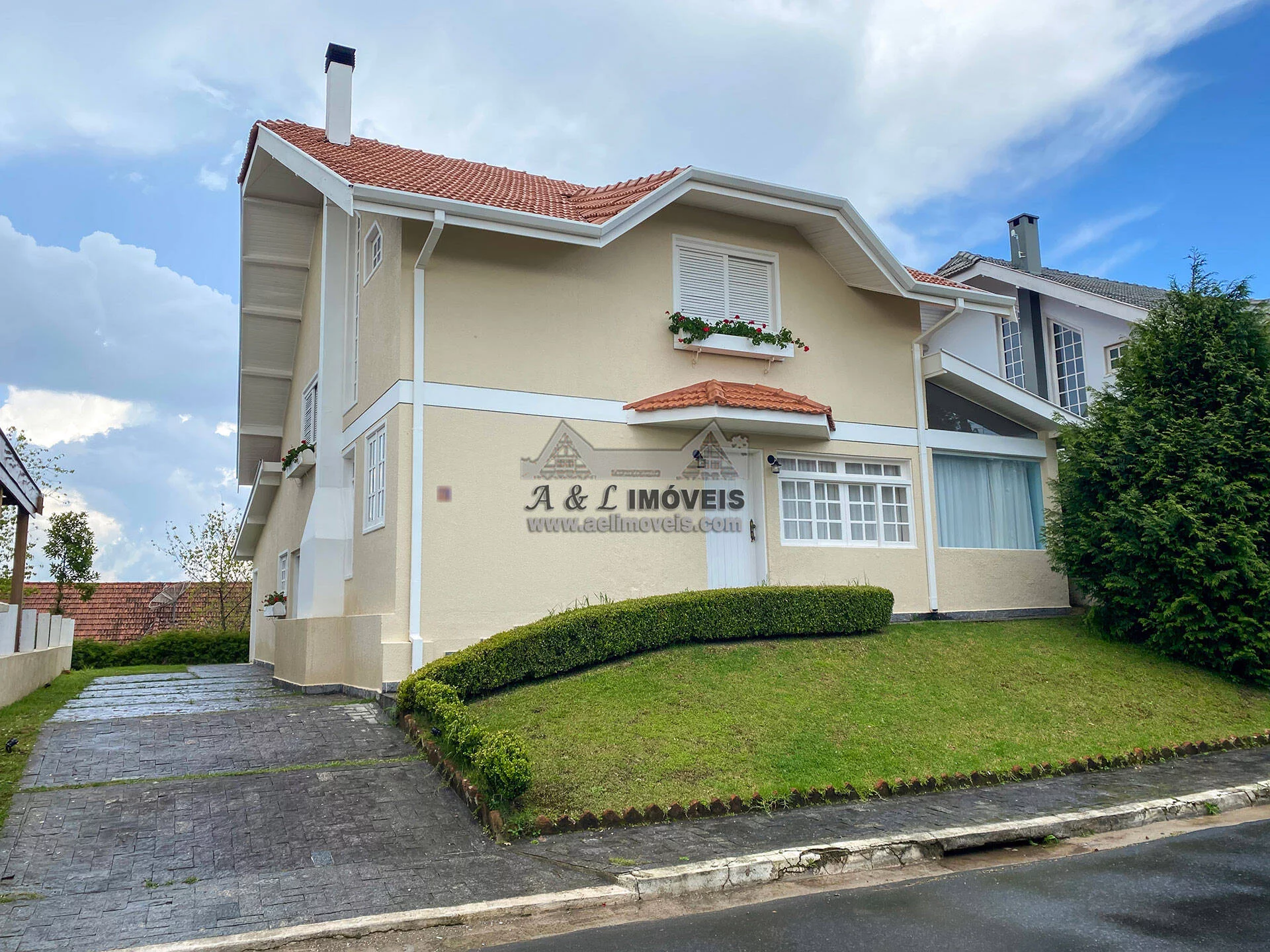 Imagem Casa à venda em Campos do Jordão – Com 03 dormitórios toda mobiliada