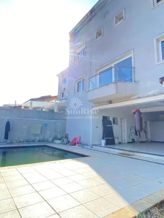 Imagem Casa em condomínio com 695 m² de área construída e 420 m² de terreno, 4 suítes, com garagem para 5 veículos,Alphaville 10-SP
