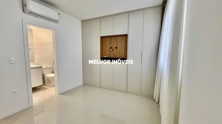 Imagem Apartamento á venda com 3 suítes e 3 vagas localizado no centro de Balneário Camboriú
