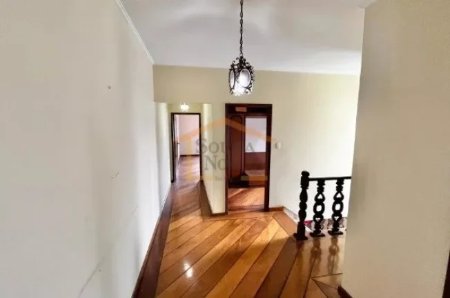 Imagem Casa espaçosa com 200 m² de área construída, composta por 4 dormitórios, sendo 2 suítes, e 4 b...