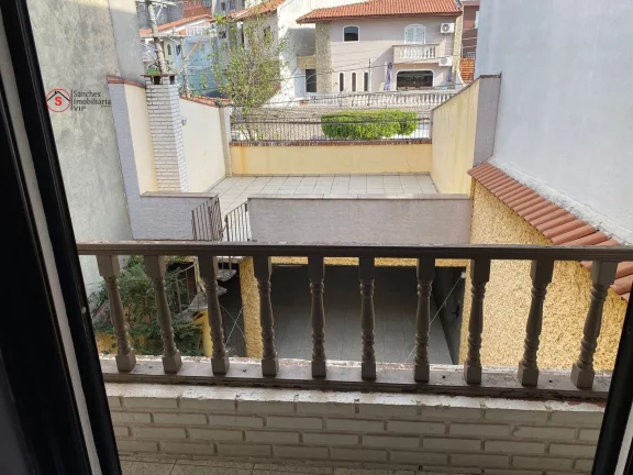 Imagem Excelente sobrado, 220 metros, 3 dormitórios, 3 vagas cobertas, portão automático, quintal com churrasqueira, rua larga e tranquila.