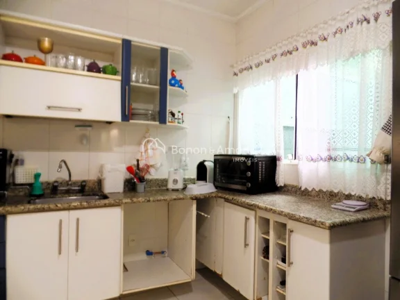 Imagem Térrea, bem localizada, em rua tranquila.
Sala para 2 ambientes, lareira, lavabo, escritório, 3 su...
