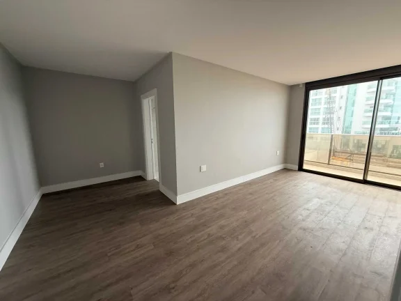 Imagem Cobertura triplex com 4 suítes e 4 vagas de garagem na Praia Brava, Itajaí/SC