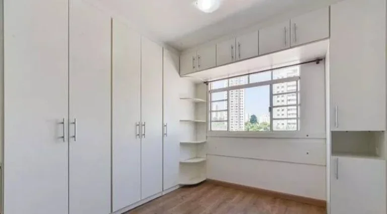 Imagem Kit a duas quadras do metr...ocirc; Santos/Imigrantes linha verde. Localizado na Rua Vergueiro, poss...