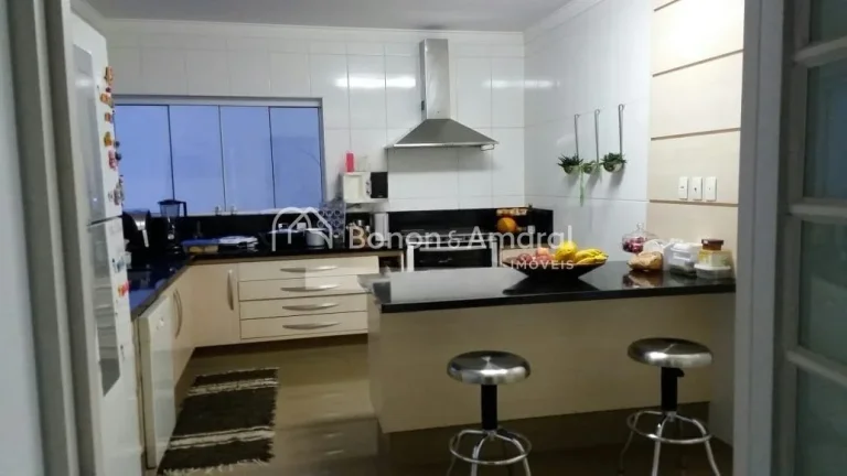 Imagem Este lindo sobrado no Condomínio Colinas dos Álamos oferece elegância, conforto e uma excelente d...