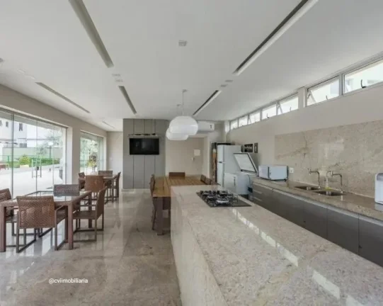 Imagem Amplo e iluminado apartamento com vista frontal para rua e piscina, que conta com sala de estar, sal...