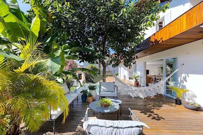 Imagem Casa com 3 dormitórios sendo 2 suítes com jardim e piscina Praia de Taquaras, Balneário Camboriú SC