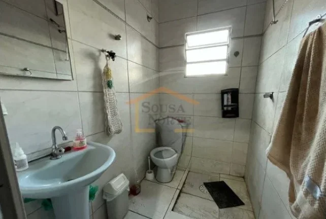 Imagem Sobrado precisando de reforma, com 2 dormitórios, sala, cozinha com armários e 1 banheiro. Possui ...