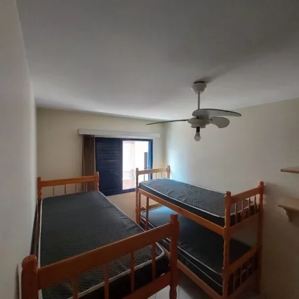 Imagem Este charmoso apartamento, totalmente mobiliado, oferece o equilíbrio perfeito entre conforto, praticidade e localização privilegiada. A poucos passos da praia – apenas 160 metros – conta com uma linda piscina. Agende sua visita e venha conhecer!