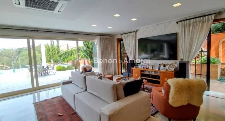 Imagem Apresentamos uma residência impressionante na Chácara Flora, em Valinhos, projetada pelo renomado ...