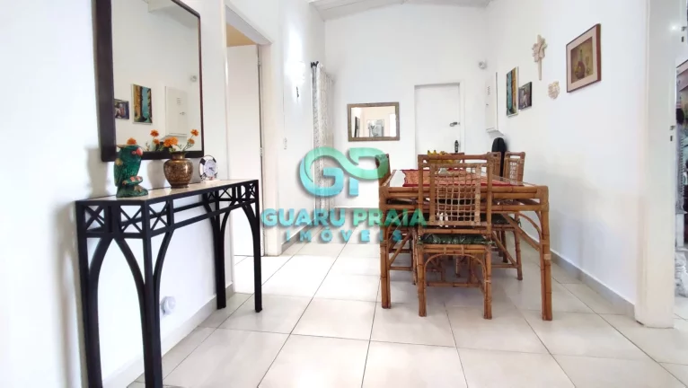 Imagem Sala espaçosa para 2 ambientes, varanda, sala de jantar, 3 dormitórios sendo uma suíte, banheiro social, cozinha, lavanderia, piscina, churrasqueira, 1 edícula com 2 suítes, 5 quartos