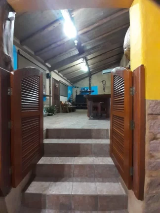 Imagem Imperdível casa à venda em Garopaba-SC, Praia da Gamboa! 3 quartos, 3 suítes, 5 banheiros, 8 vagas de garagem - 38.588,00 m² de área.