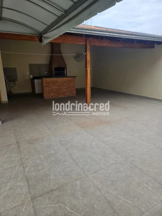 Imagem Casa à venda na Zona Leste de Londrina com 3 quartos, 2 banheiros, cozinha com armários, churrasqueira, quarto e banheiro nos fundos, em terreno de 250m²