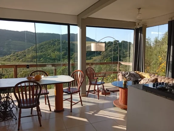 Imagem Casa à venda em Garopaba com 2 unidades independentes e terreno de 2.000 m²