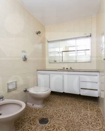 Imagem Apartamento amplo com piso de tacos, living para 02 ambientes, lavabo, 04 dormitórios sendo 01 suí...