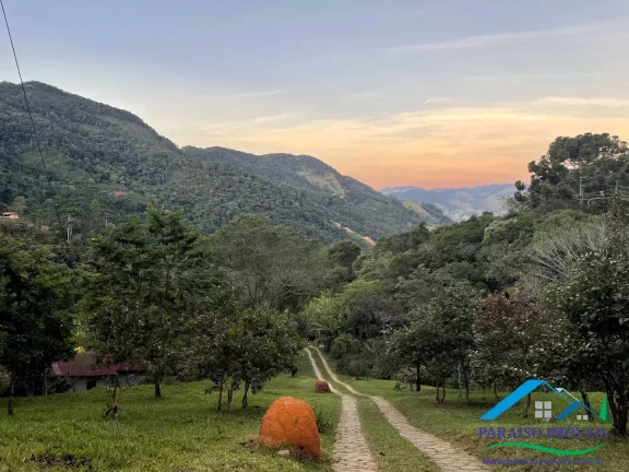 Imagem Seu Refúgio na Serra: Chácara com Vinhedo, Pomar e Casas Equipadas!