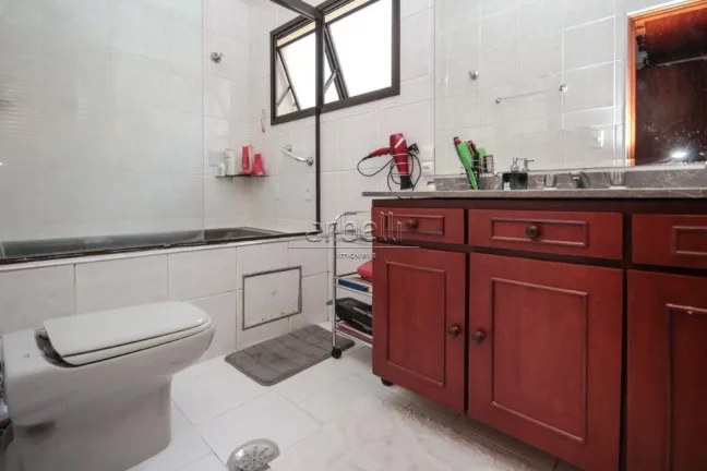 Imagem Casa com 270M², salas de estar, jantar e TV, cozinha, 3 dormitórios suítes, lavabo, área de serv...
