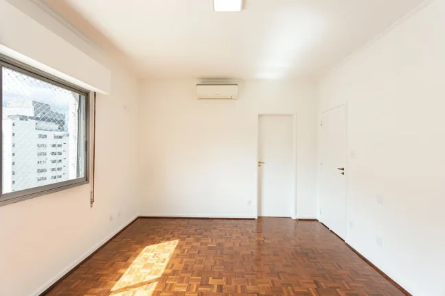 Imagem Apartamento 285M² Reformado, 4Q, 1 Suíte, Sala para 2 Ambientes, 2 Banheiros, 1 Vaga, Banheira, Piscina, Split.