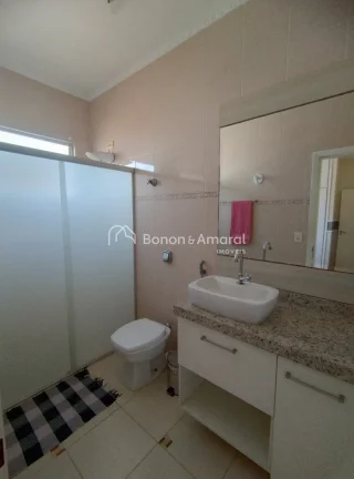 Imagem Casa com 3 Suítes confortáveis com armários embutidos e uma das suites tem banheira;
2 Salas de e...