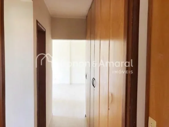 Imagem A sala ampla, com dois ambientes, é perfeita para receber amigos ou curtir momentos de tranquilidad...