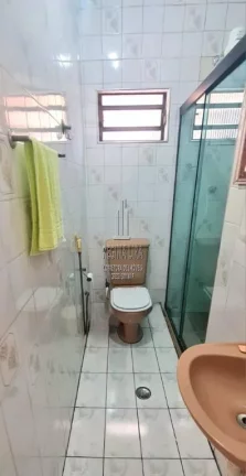 Imagem Seu novo lar em Santos: Casa espaçosa de 3 quartos com edícula para a família.
