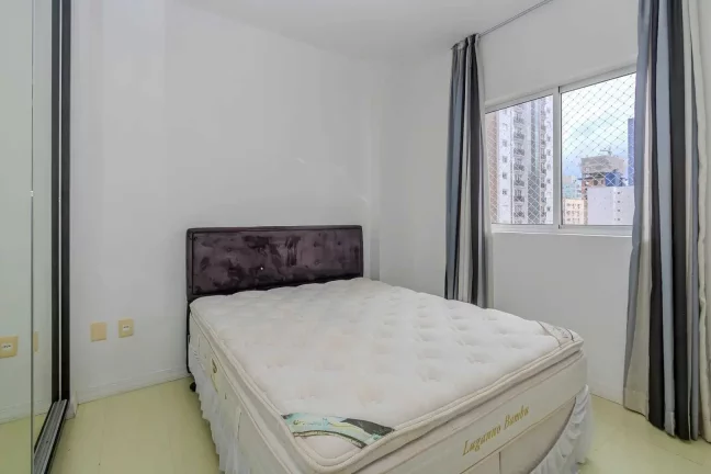 Imagem Apartamento mobiliado de 3 suítes sendo 2 demi e 2 vagas de garagem no Centro de Balneário Camboriú