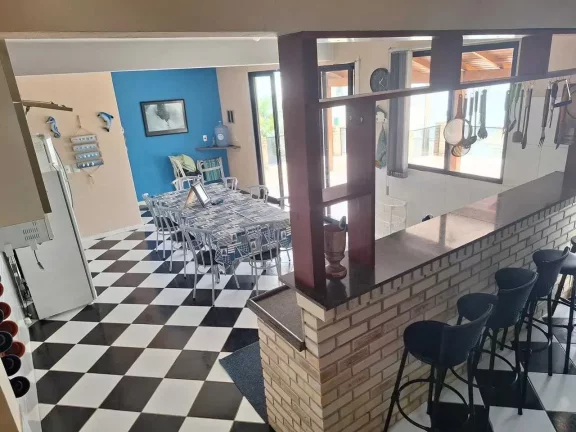 Imagem Casa mobiliada com 4 dormitórios sendo 2 suítes e 3 vagas de garagem em Florianópolis
