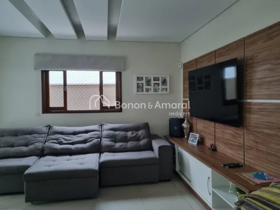 Imagem Casa aconchegante à venda no bairro Capuava, em Valinhos/SP, com ambientes espaçosos e cercada por...