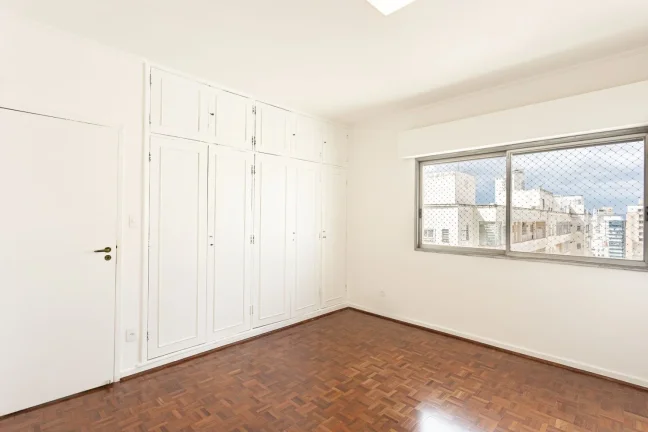 Imagem Apartamento 285M² Reformado, 4Q, 1 Suíte, Sala para 2 Ambientes, 2 Banheiros, 1 Vaga, Banheira, Piscina, Split.