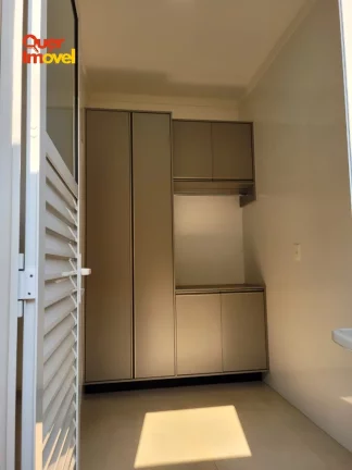 Imagem Casa em Condomínio no Alto do Vale: 3 quartos, 1 suíte, 2 salas, 2 banheiros, 4 vagas de garagem - 156m². Condomínio Pereira Alvim. Quer Imóvel Negócios Imobiliários.