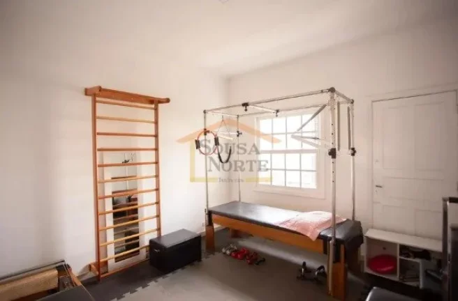 Imagem Casa localizada no bairro de Santana, com 387m² de terreno e 350m² de área construída. O imóvel...