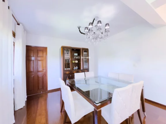 Imagem Imóvel de luxo em Cotia-SP: Casa à venda ou locação com 7 quartos, 5 suítes, 3 salas e 2.500 m² de área em Chácaras dos Lagos.