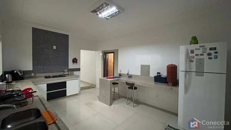 Imagem Casa de Alto Padrão à Venda no Jardim Califórnia – 3 Quartos, Suíte e Espaço Gourmet – Patos de Minas