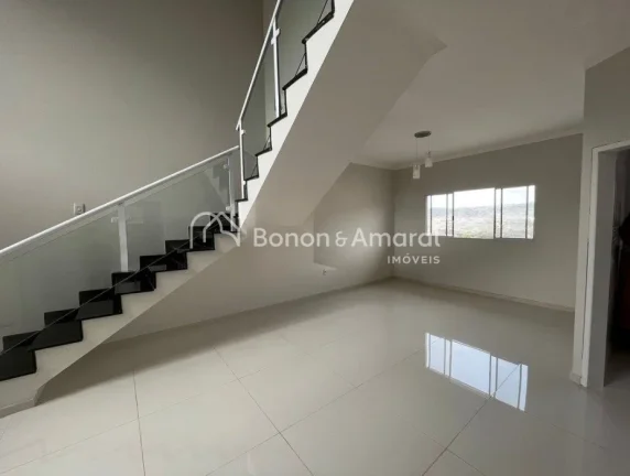 Imagem Linda casa à venda em Mirante do Lenheiro, Valinhos. Este sobrado possui 3 quartos, incluindo uma s...