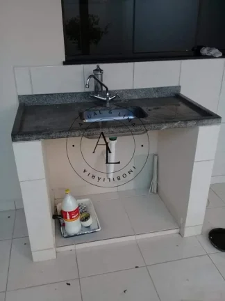 Imagem Casa Aconchegante com 3 Quartos (1 Suíte), Quintal e Jardim na Frente!