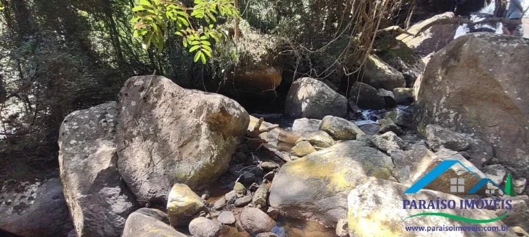 Imagem Invista em Tranquilidade: Terreno com Cachoeira e Vista Incrível!