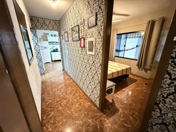Imagem Casa com 305m² de área construída a apenas 170 metros do mar, mobiliada, 4 quartos (1 suíte) e 4 vagas no Centro de Navegantes no litoral Norte, Adriano Carpes Imóveis vende!