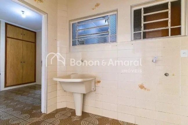 Imagem Excelente casa de esquina com 440 m². Possui 4 quartos, sendo 2 suítes, além de salas de estar e ...