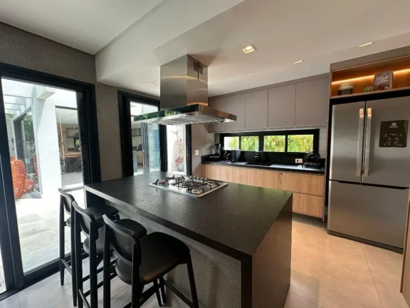 Imagem Imperdível Casa à Venda na Riviera de São Módulo 30. Com 4 Quartos, 4 Suítes, 3 Salas, 4 Vagas 320,00m² Piscina, Churrasqueira Mobiliada e Decorada