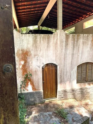 Imagem CASA À VENDA COM TERRENO DE 1500 M², POÇO ARTESIANO, 4 DORMS (2 SUITES), 3 SALAS, SENDO 1 COM LAREIRA, COZINHA COM ARMÁRIOS E DISPENSA, MAIRIPORÃ, SP.