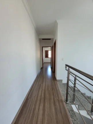Imagem Sobrado Alto Padrao com 235m² 3 Dormitotorios com 5 Vagas de Gargens