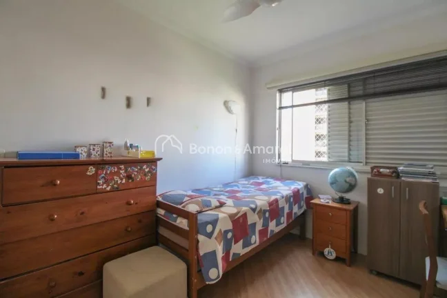 Imagem Imóvel amplo à venda no Cambuí, com 3 quartos e 2 banheiros. Apartamento reformado e muito bem lo...