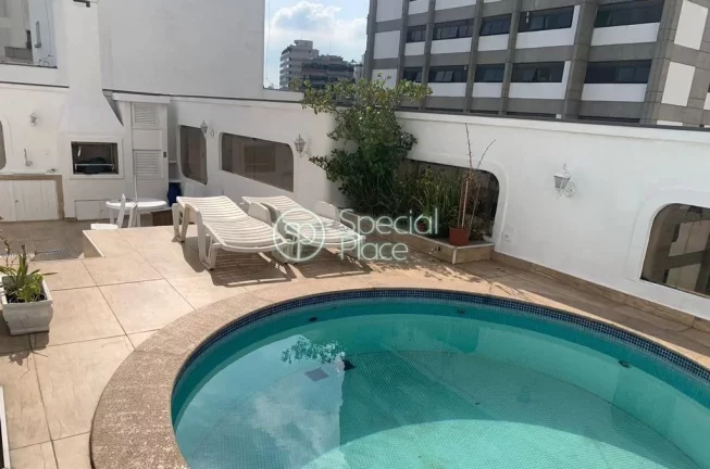 Cobertura duplex com 357m² na Vila Nova Conceição, próximo à Praça Pereira Coutinho. No primei...