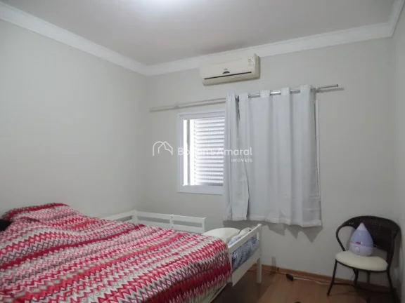 Imagem Excelente casa em condomínio, térrea e com terreno diferenciado (342 m²). 
Muito bem construída ...